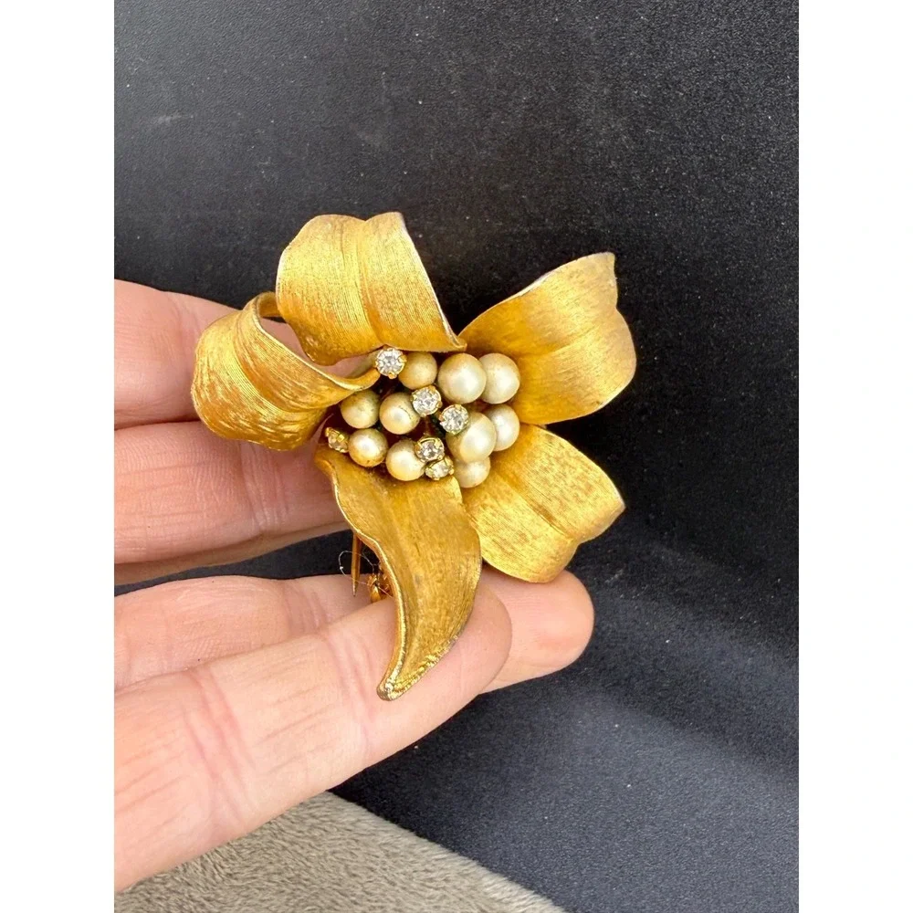 Vintage Kramer Flower‎ Brooch Rhinestone Faux Pearl Gold Tone Flower Signed